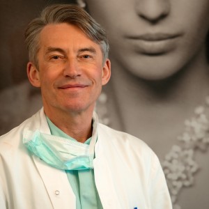 Doctor Dombard, Geneesheer-specialist voor plastische heelkunde neuscorrectie